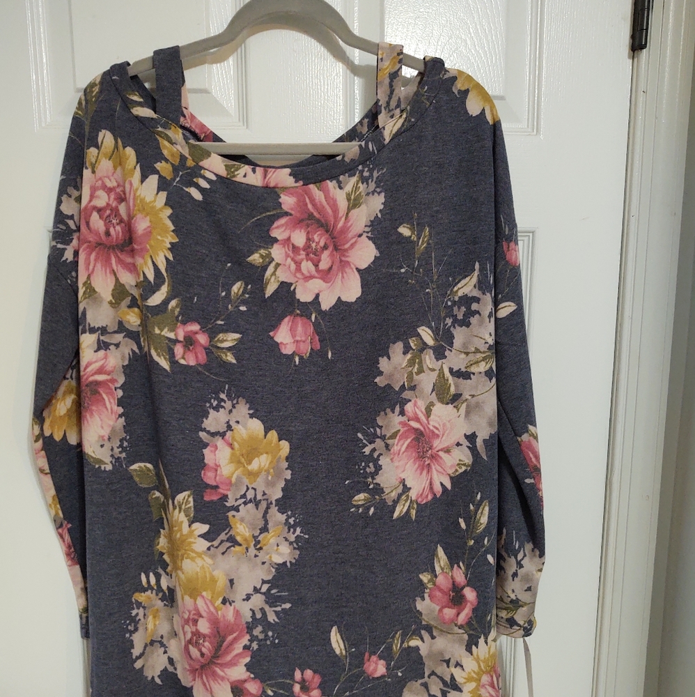 Woman's long sleeve top